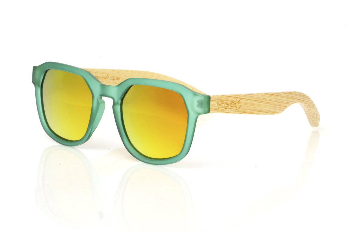 Wood eyewear of Maple MOON GREEN. MOON GREEN sunglasses are the freshness you are looking for to complete your look. With a hexagonal frame in an eye-catching matte transparent green, these glasses are the definition of unique style. The temples, made of maple wood, add that natural and subtle touch, making each pair something special. The combination is not only visually attractive, but also comfortable and practical for everyday use. Whether for a walk through the city or a getaway to nature, the MOON GREEN accompanies you with style and protection. Front measurement: 148x50mm. Caliber: 53. for Wholesale & Retail | Root Sunglasses® 